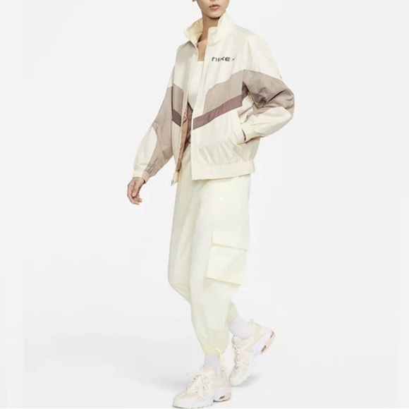 Original Nike Windbreaker | Vintage Nike Sportswear Running Jacket Khaki - Picture 2 of 8